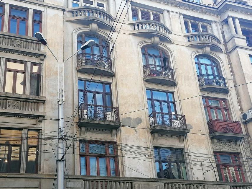 Vanzare apartament 4 camere decomandate in cladire interbelica cu centrala si loc de parcare in curtea interioara, fara risc sau urgenta, zona Mosilor  Hristo Botev