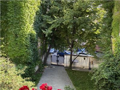 Vanzare vila 19 camere | 4 apartamente | teren proprietate 700 mp | zona Armeneasca