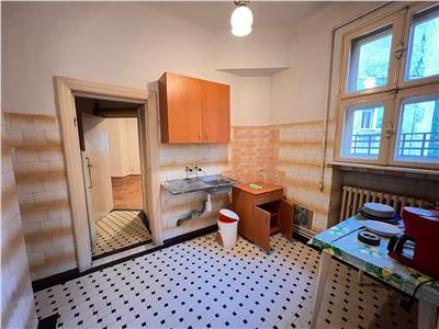 Inchiriere apartament 4 camere | Universitate  Hristo Botev | etaj 3 din 7 | centrala termica | 120 mp |